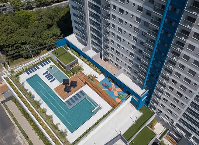 Vista aérea da piscina adulto e infantil