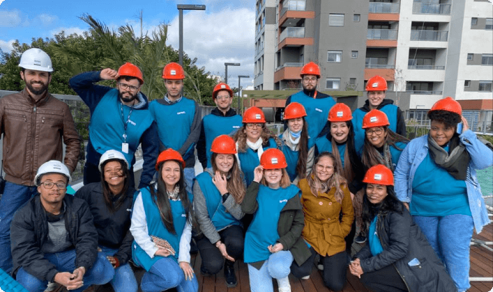 Com supervisão e mentoria das áreas de Recursos Humanos e Engenharia, os participantes visitam todas as etapas da régua de negócios da Even, que inclui stand de vendas e obras em diferentes fases de evolução.